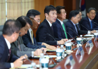 이복현 금감원장 “은행지주 이사회, 경영진 위법 충실히 감시하길”