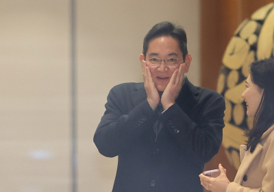 귀국한 이재용 “네덜란드 출장, 90%는 반도체”