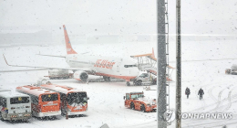 제주공항 제설작업으로 항공기 운항 