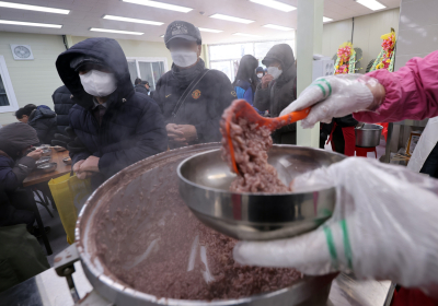 [포토 뷰] “동지 팥죽 먹고 추위 달래세요”