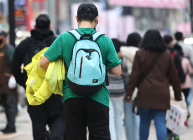 [포토 뷰] 포근한 입춘에 등장한 반팔 옷차림