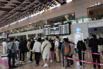 [포토 뷰] 황금연휴 앞둔 김포공항 국내선 북적