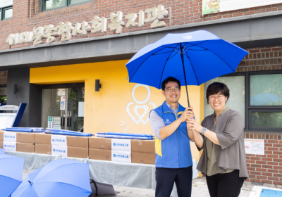 “신한금융 우산 밑으로 피하세요”…폭염·소나기 대비 우산 기부