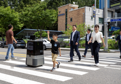 자율주행 배송로봇, 도심 횡단보도 횡단 성공