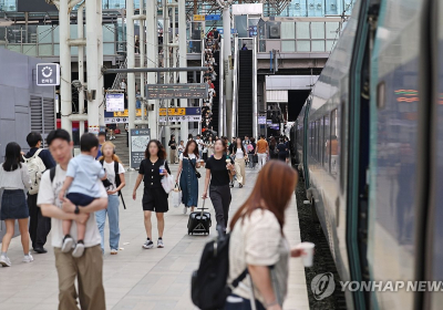 ‘설레는 마음 안고’…전국 기차역·터미널 귀성객 발길 이어져