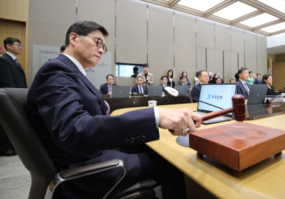 3년만에 통화정책 ‘긴축→완화’로 전환…기준금리 0.25%포인트 인하