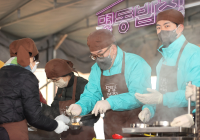 “무료급식소에 밥 퍼주는 하나금융”…1천111그릇 식사 나누기