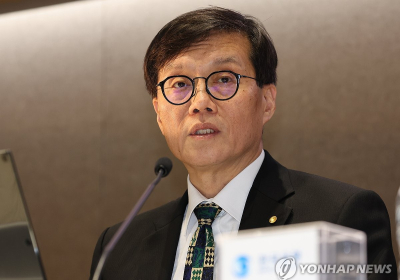 한은 총재, ‘8월 인하 실기론’ 또 반박…“금융 안정도 고려”
