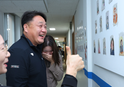 [포토 뷰] 제자가 그린 그림에 웃는 선생님