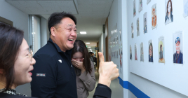 [포토 뷰] 제자가 그린 그림에 웃는 선생님