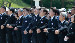 [포토 뷰] 제45주년 5·18…‘임을 위한 행진곡’ 제창하는 대선후보
