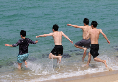 [포토 뷰] 바다에 풍덩…얼마나 더웠으면