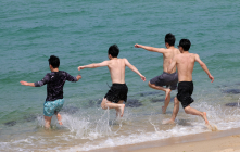 [포토 뷰] 바다에 풍덩…얼마나 더웠으면