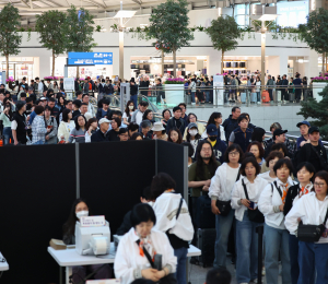 인천공항 사전투표소에 몰린 인파