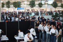 [포토뷰] 인천공항 사전투표소에 몰린 인파