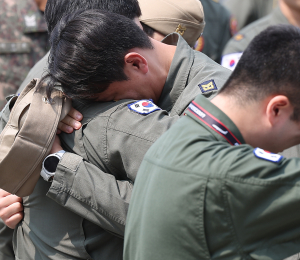 눈물 흘리는 해군 장병