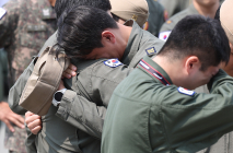 [포토뷰] 눈물 흘리는 해군 장병