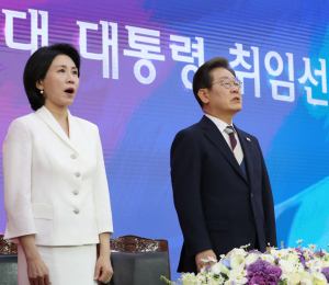 애국가 제창하는 대통령 부부