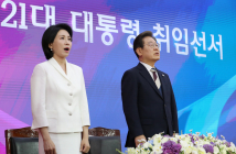 [포토뷰] 애국가 제창하는 대통령 부부