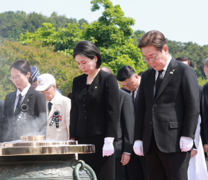 현충일…이재명 대통령 부부 현충탑 참배