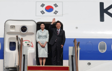 [포토 뷰] 이재명 대통령 부부 ‘첫 순방’