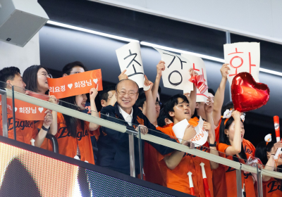 김승연 한화 회장, 한화토탈 임직원들과 대전구장 동행