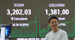 코스피 3년10개월만 3,200선…SK하이닉스 첫 30만원대 마감