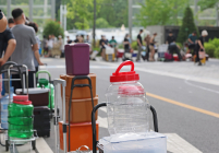 [포토 뷰] 급수 차례 기다리는 통들