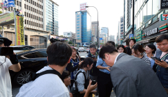 [포토 뷰] 고공 농성 노동자 만난 노동장관