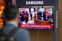 [포토 뷰] 한 미 관세협상 타결 뉴스보는 시민