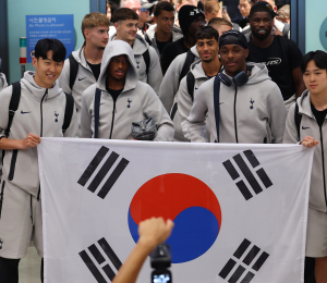 태극기 들고 입국하는 손흥민과 양민혁