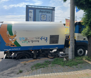 싱크홀에 청소차 바퀴 빠져