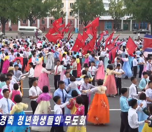 평양서 '청년절' 경축 무도회 진행