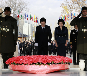 이재명 대통령 부부, 한국전 참전 기념탑 묵념